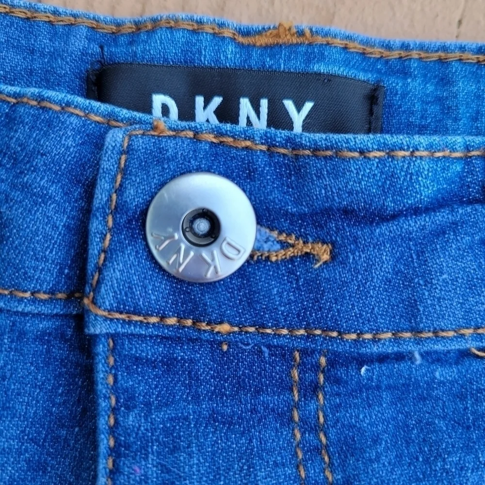 3/$15 DKNY Distressed Medium Wash Denim Jean Sho…